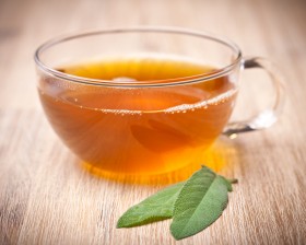 Salbei (Salvia officinalis) Tee mit zwei BlÃ¤ttern davor